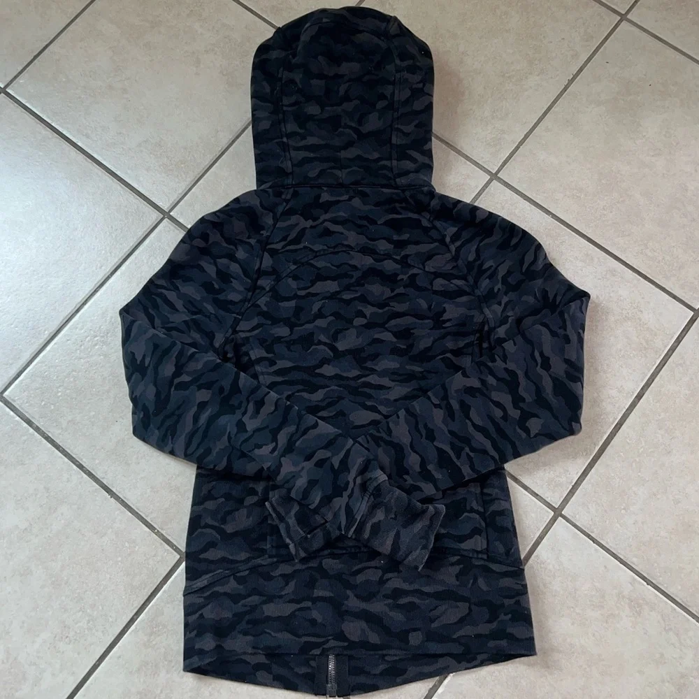 Lululemon scuba Hoodie light cotton fleece camo deep coal size 2 PTP 14.5” EUC